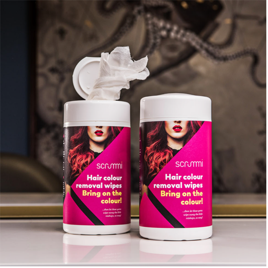 Scrummi Hair Colour Removal Wipes – zwei Dosen mit geöffnetem Deckel im Salon