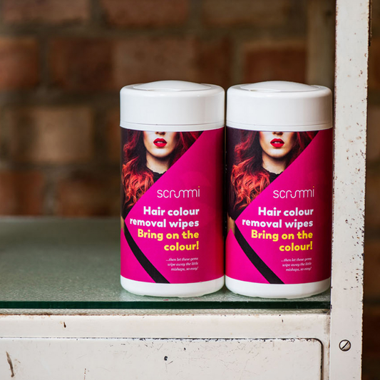 Scrummi Hair Colour Removal Wipes – Dosen auf einem Salonregal